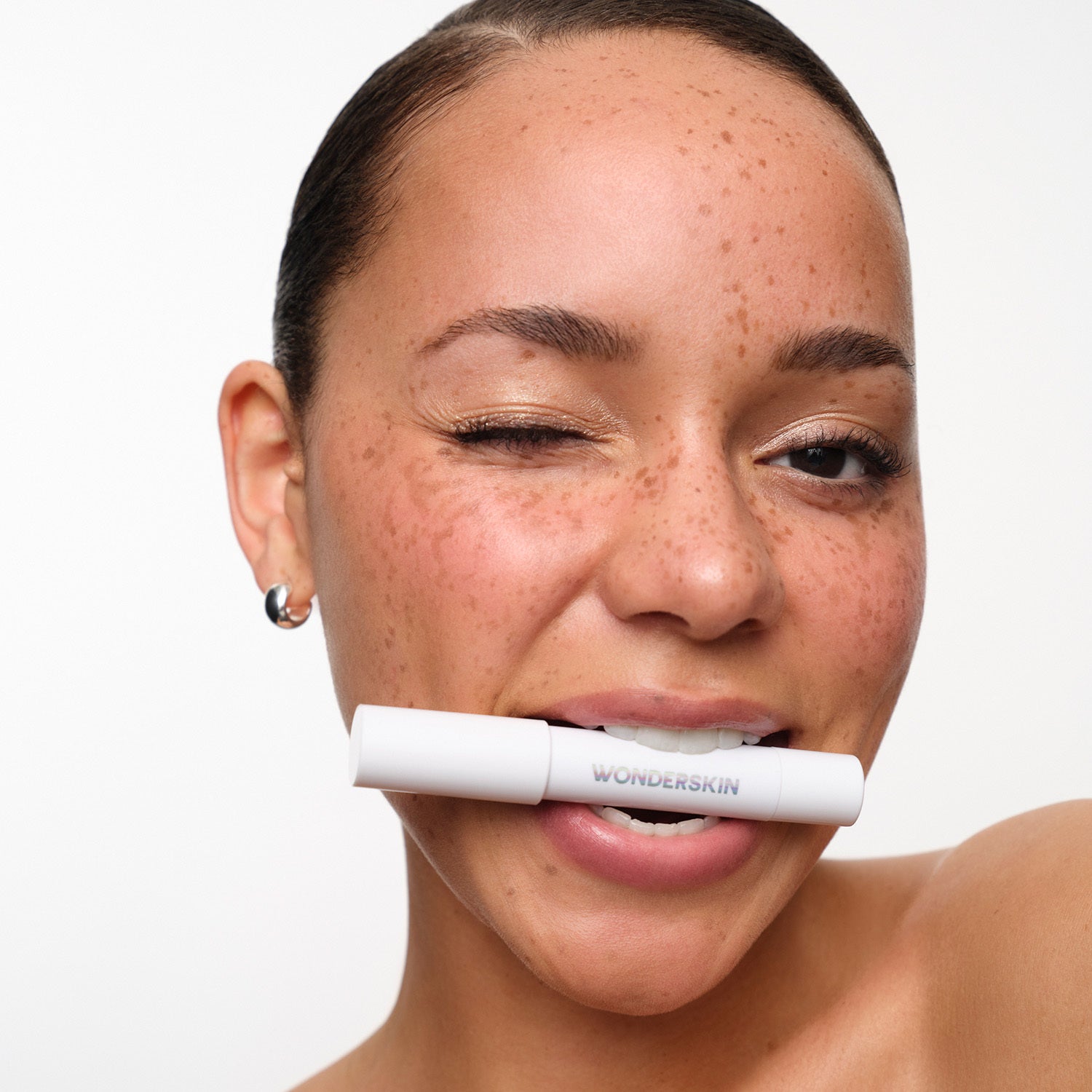 WONDER BLADING 3-in-1 Lip Scrub